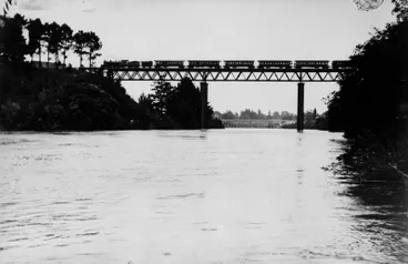 Image: Train crossing the Railway Bridge