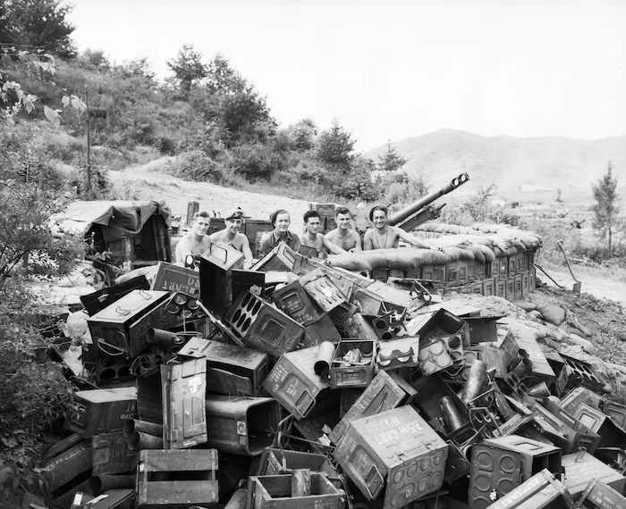 [Gun crew of Easy 4, 163 Battery, Korea]