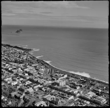 Image: New Plymouth waterfront area from Courtenay Street to Kawaroa Beach Park, with Port Taranaki and the Sugar Loaf Islands beyond, Taranaki Region