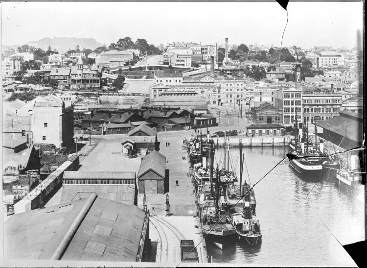 Auckland wharves and the Auckland waterfront, 1914