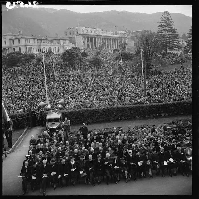 Crowd on VE Day, Wellington