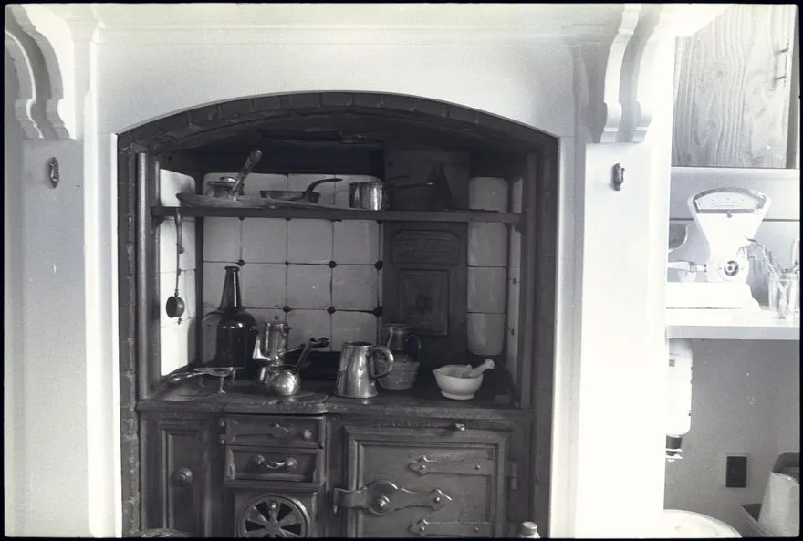 Kitchen range at 'Kaingahou', 642 Pioneer Highway