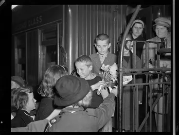 Image: Polish refugee children being greeted by local people at Pahiatua