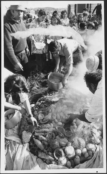 Image: Uncovering a hangi at Mt Cook School, Wellington.