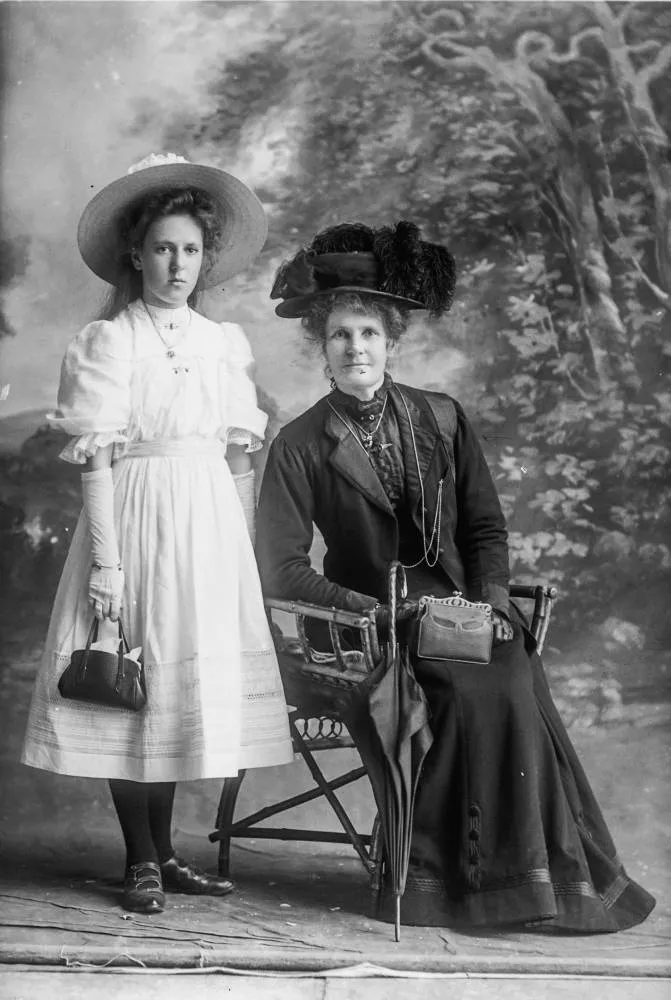 Mrs and Missie Thompson, 1910