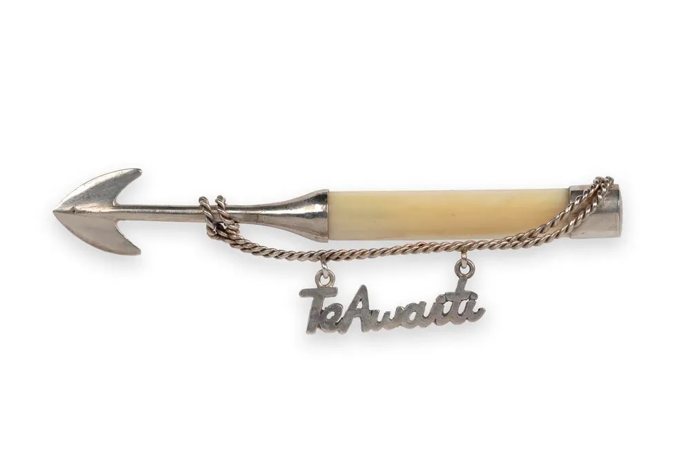 Harpoon brooch, Te Awaiti