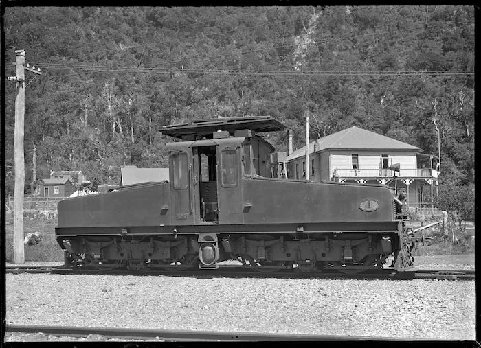 E class no 1, battery-electric locomotive, 0-4-4-0 type.