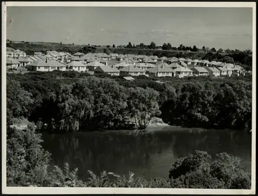 Image: State houses at Hayes Paddock, Hamilton, with Waikato River