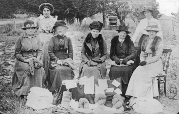 Image: Red Cross ladies, 1914 - 1918