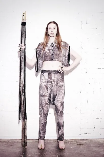 Cropped shirt leisure pants