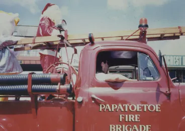 Image: Santa Claus, Manurewa Christmas parade, 1995