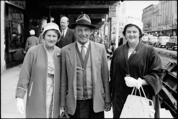 Image: Street photo, Queen Street, Auckland, 1960