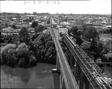 Image: Low level rail rail bridge alongside old rail bridge now Claudelands road bridge