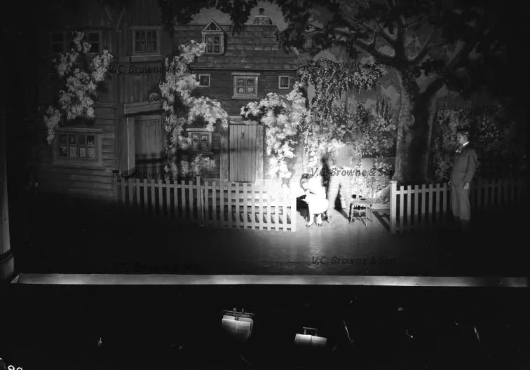 Carousel stage production - Christchurch (PB2316/5)