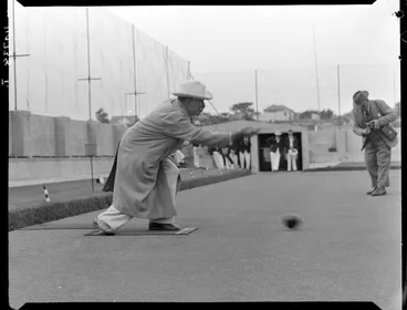 Image: Man playing lawn bowls, 1950