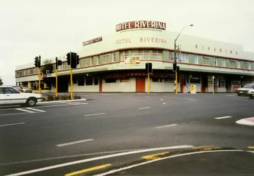 Image: Riverina Hotel c. 1985
