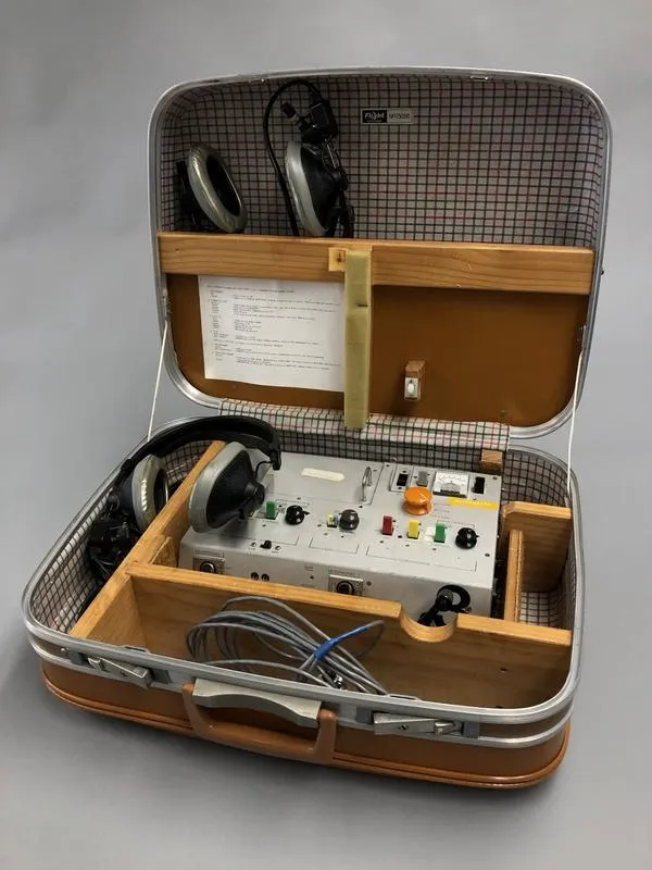 Equipment, mobile broadcasting