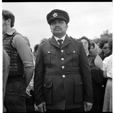 Image: Māori men, women and children at Ratana