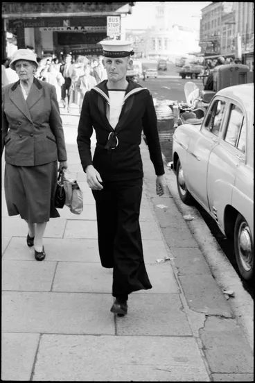 Image: Street photo, Queen Street, Auckland, 1960