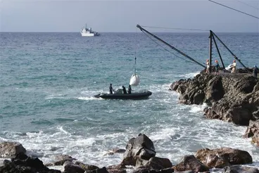 Image: Royal New Zealand Navy disembarking stores