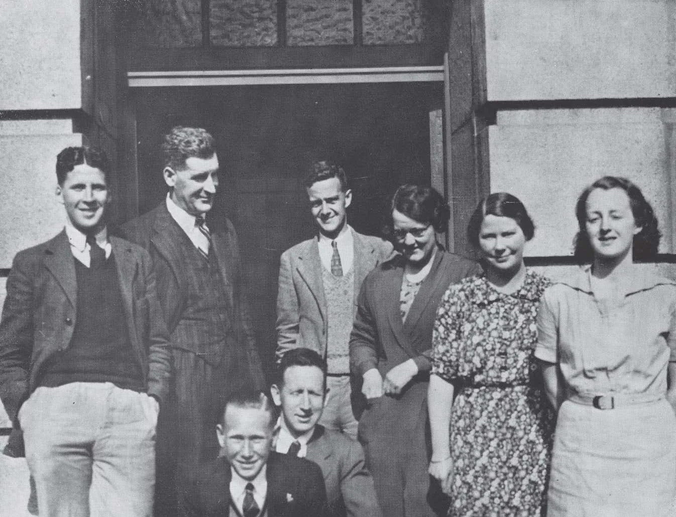 Country Library Service staff in 1940. H.J. Lorimer, G.T. Alley, W.A. Lindsay, J.W. Rawson, J.S. Wright, and J. Lawrence. In front: R. Fogo and N. Barker. Alexander Turnbull Library, B-K 711-7