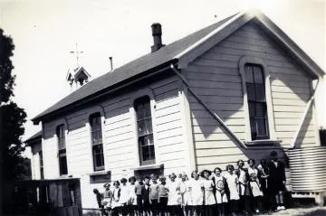 Whangaehu School and pupils : digital image
