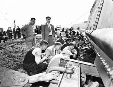Image: [NZ AK - Harbour Bridge. Launching Barge]