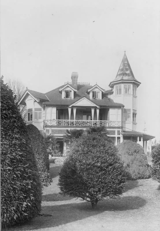 Greenslade House - interior; front view
