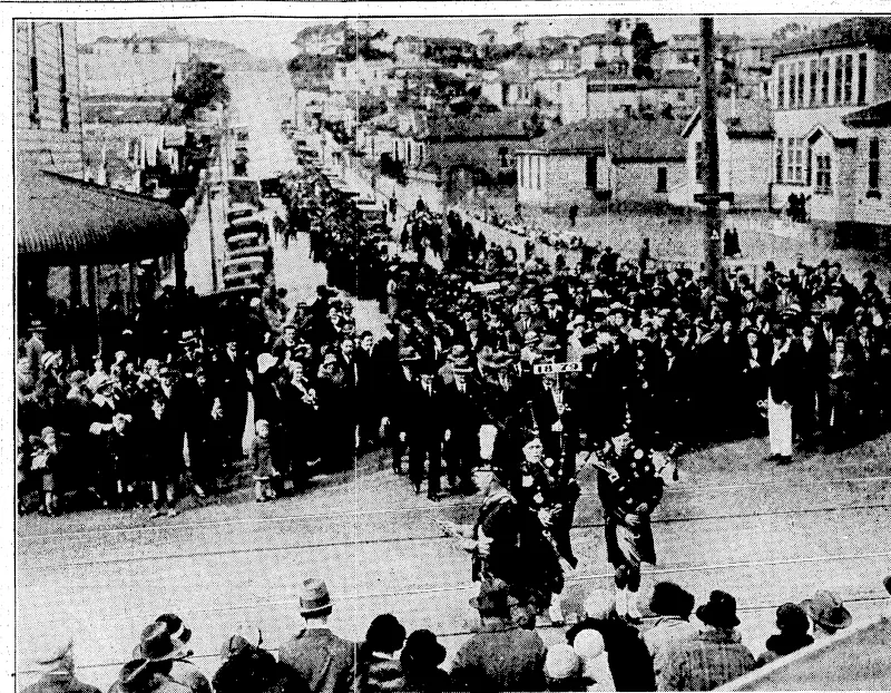 Evening Post" Photo.' NEWTOWN SCHOOL JUBILEE.-—Procession of ex-pupils who took part in the jubilee celebrations of the Newtown Primary School on Saturday on the way to the Winter Show building, in John -Street, wherethe afternoon' functions were held. The Newtown School is seen in the right background.. , (Evening Post, 01 October 1934)