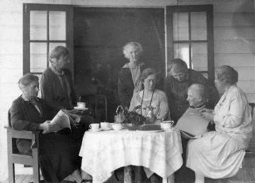 The Perry sisters at tea