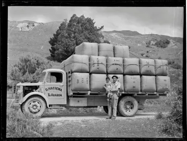 Image: Transporting wool at Te Araroa, East Cape, 1947