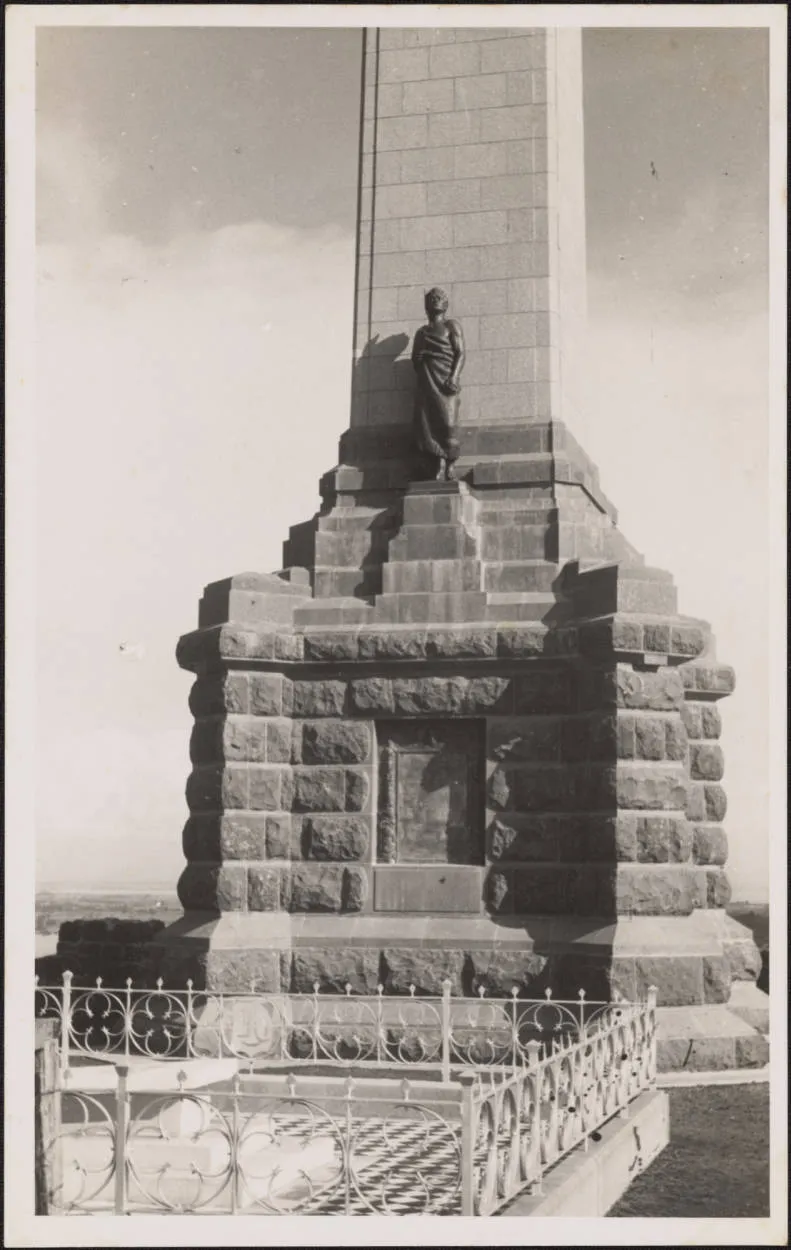 One Tree Hill obelisk, 1940