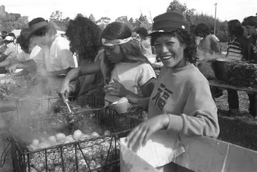 Image: Serving a hangi at Waiomio. Te Hikoi ki Waitangi