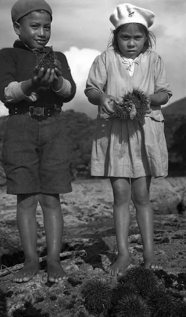 Image: Two children, with kina in their hands, in the Awanui district, Northland