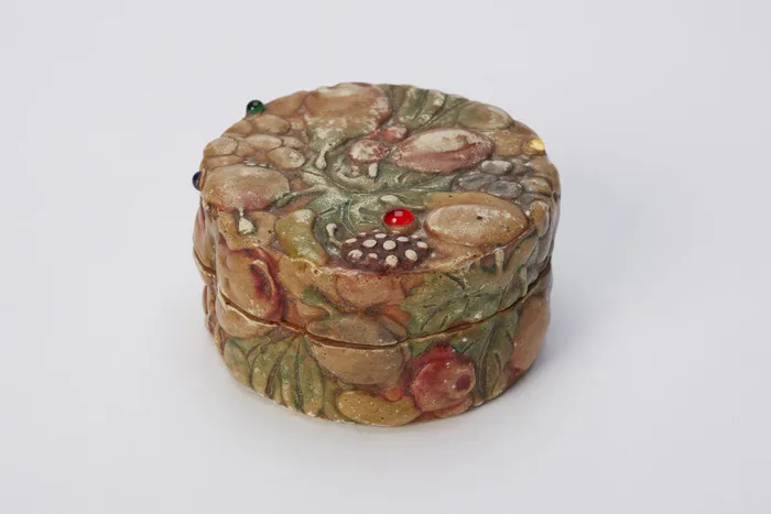 Mansfield, Katherine 1888-1923 (Collector) :[Ornamental Italian box with raised coloured Della Robbia-style fruit on lid. Early twentieth century?]
