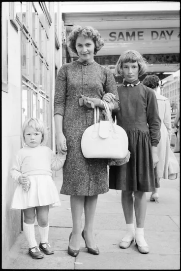 Image: Street photo, Queen Street, Auckland, 1960