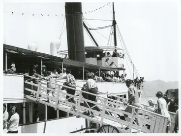 Image: Otago - Wakatipu, Lake [Lake Wakatipu]