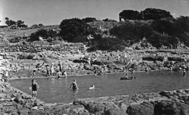 Image: "Children's paddling pool Kawaroa Park"