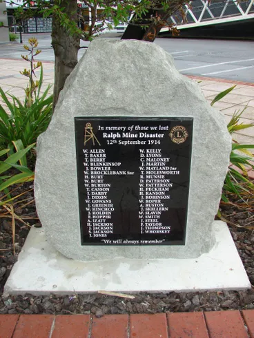 Image: Ralph's Mine disaster memorial, Huntly, 2014