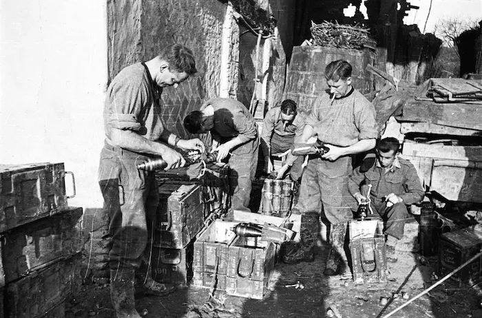Kaye, George, 1914- : NZ mortar crew near Faenza, Italy, preparing ammunition within one thousand yards of the enemy