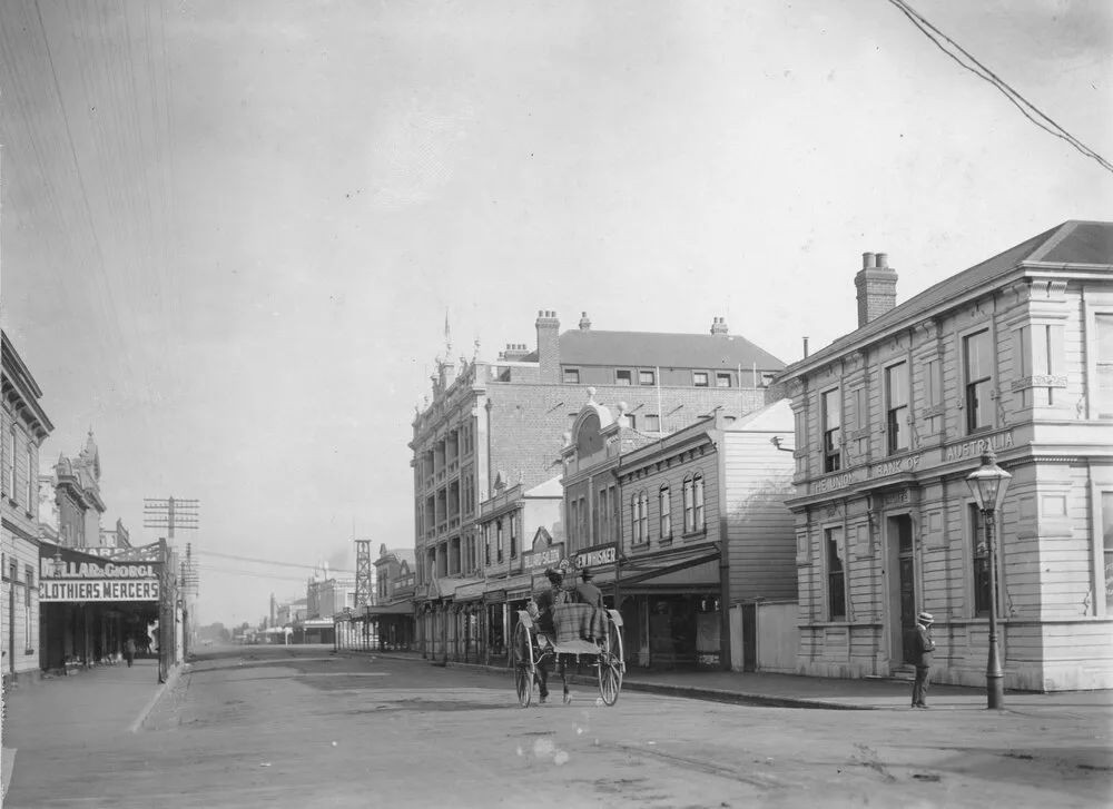 Heretaunga Street East with Union Bank, c.1910