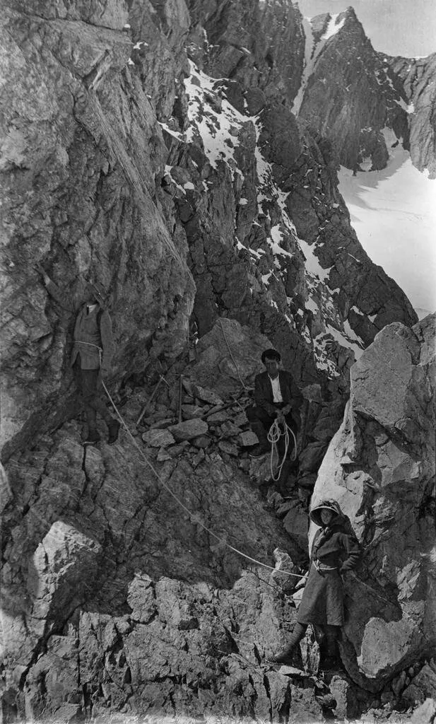 'Rocks of Nazomi - Miss Du Faur' [with Peter Graham, David Theomin]