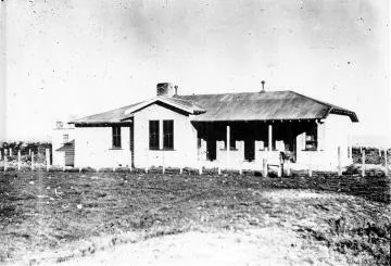 Men's quarters at Whatarangi Station : digital image