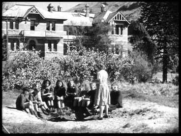 Image: Weekly Review No. 323 (1947)