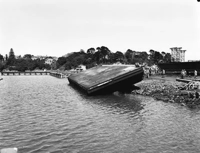 [NZ AK - Harbour Bridge. Launching Barge]