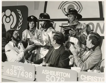 Image: Presentation of funds from fire fighters