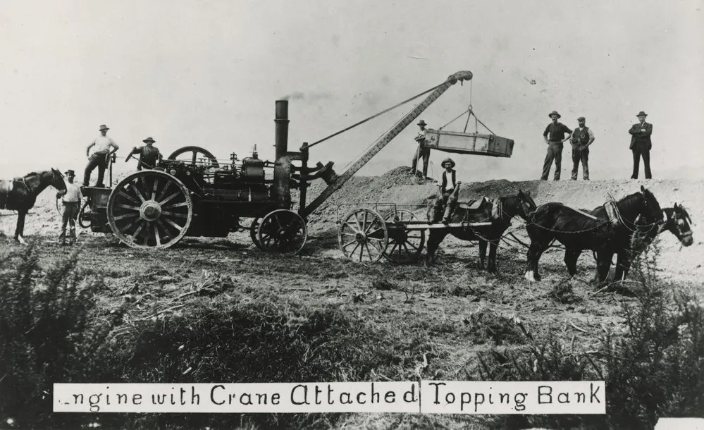 Te Awa Kairangi / Hutt River, 1902; traction engine with crane, topping the stop-bank.