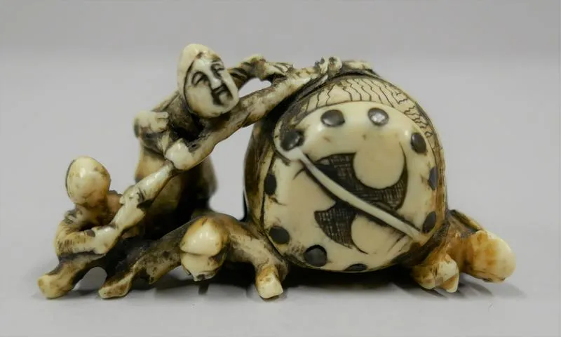 Netsuke:Taiko to mite tachi [A Drummer and Load Carriers]