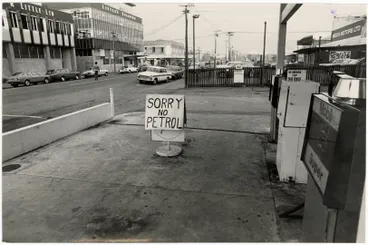 Image: No petrol sign at Mecca Motors