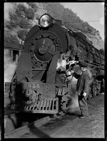 Image: K class locomotive 925, Paekākāriki Locomotive Depot, 1947